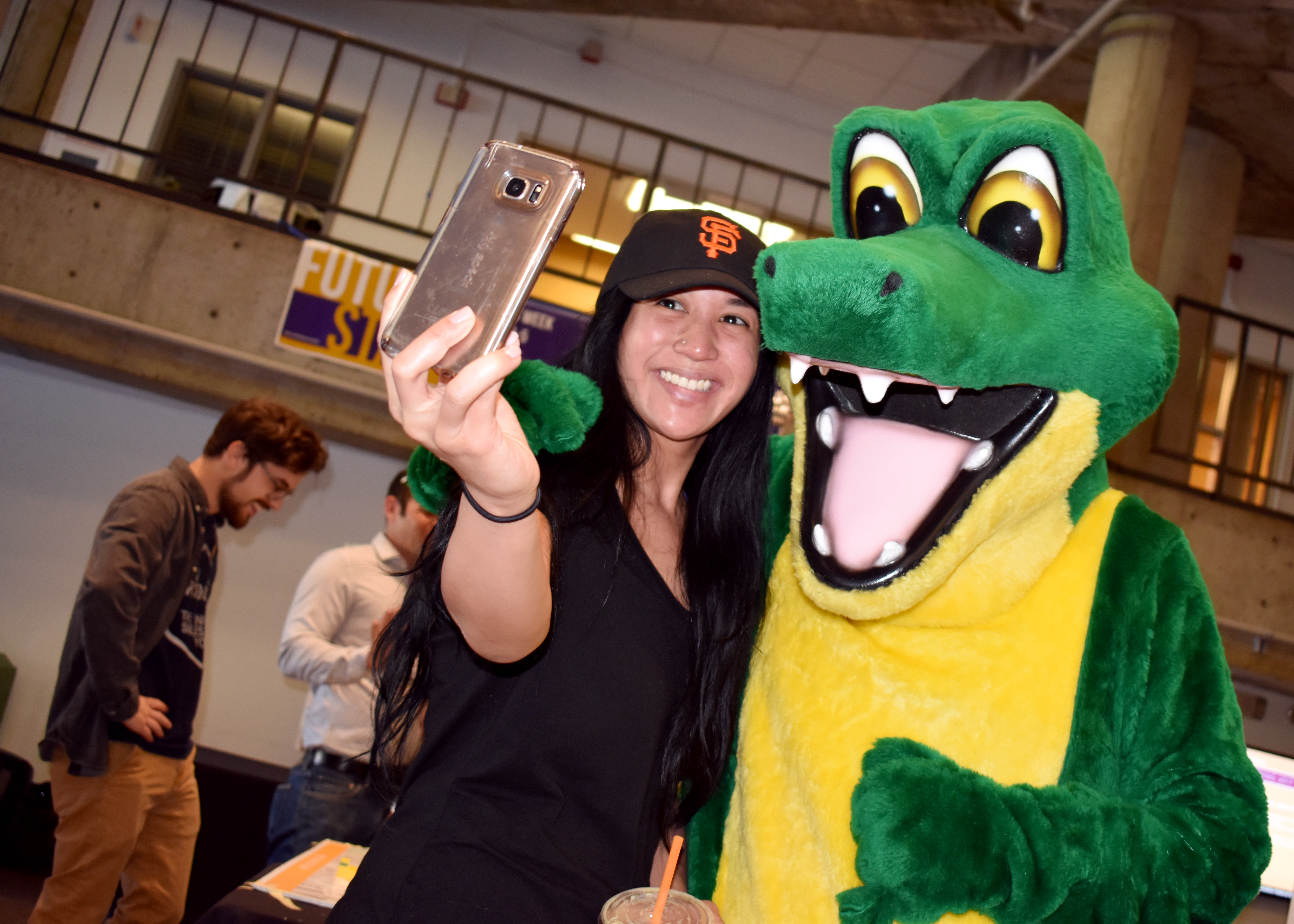 girl taking a selfie with the gator mascot